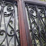Porte d’entrée vitrée en chêne et grilles en fer, XIXème s.