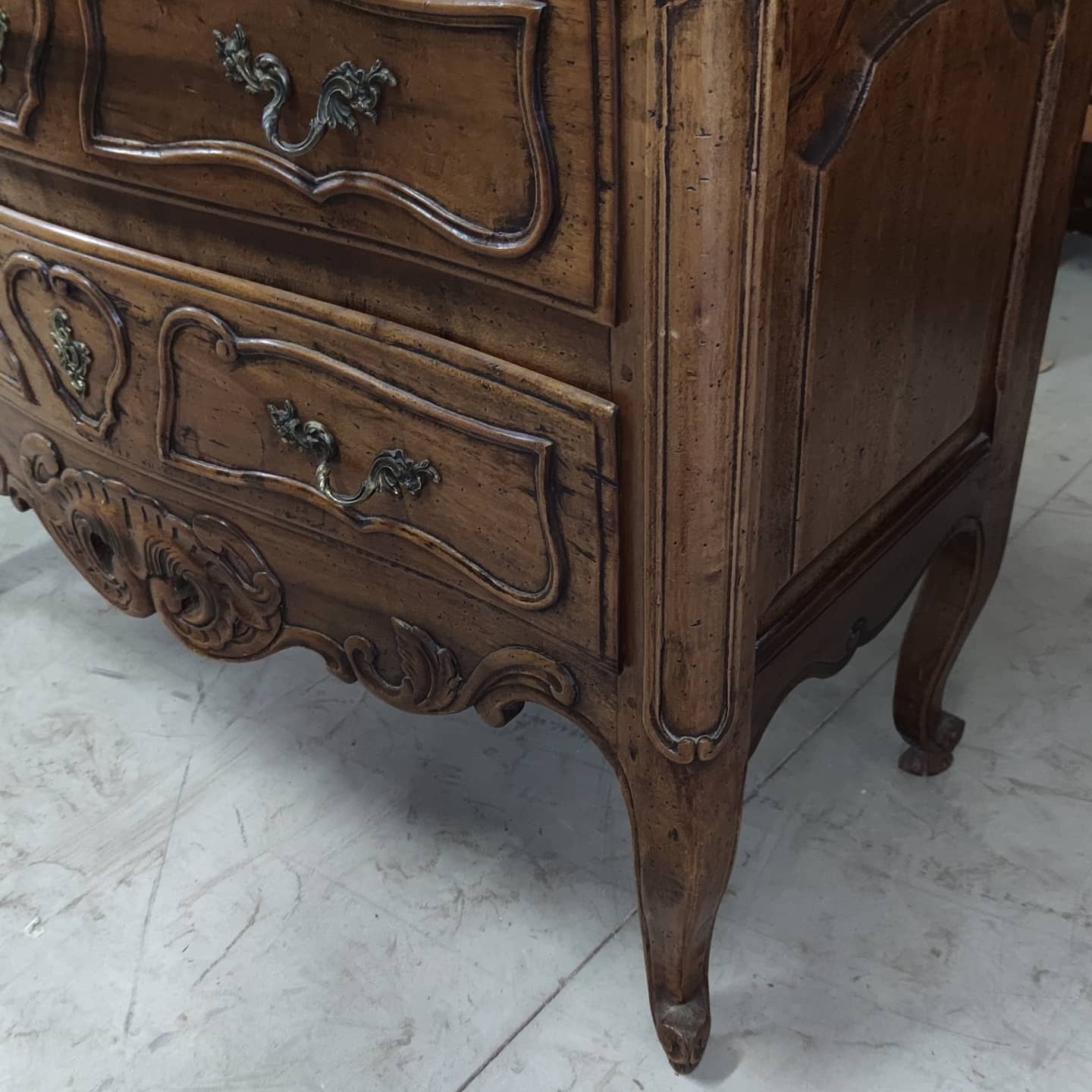 Provençal-style alder commode