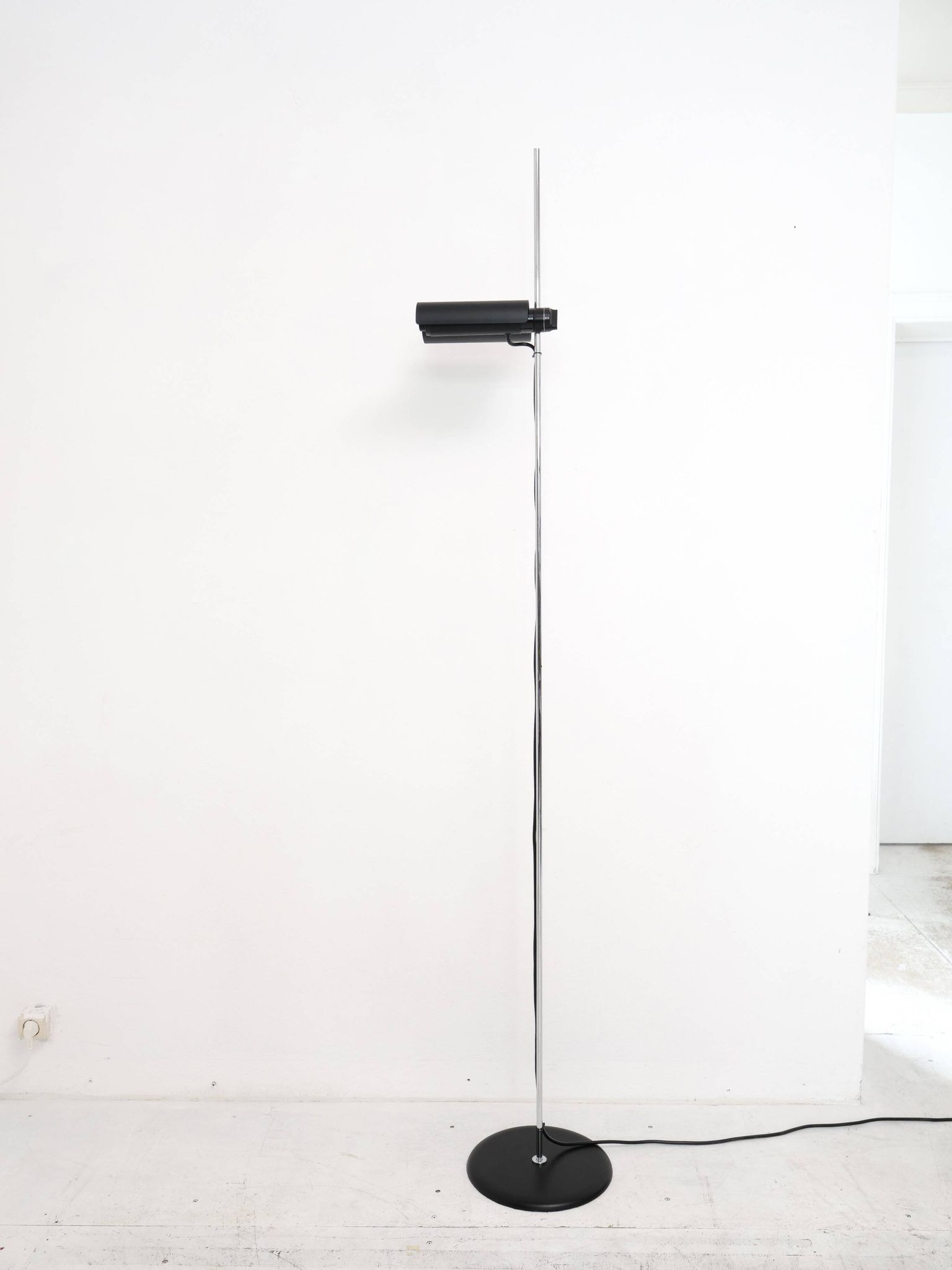 Lampadaire Oluce modèle DIM 333 de Vico Magistretti