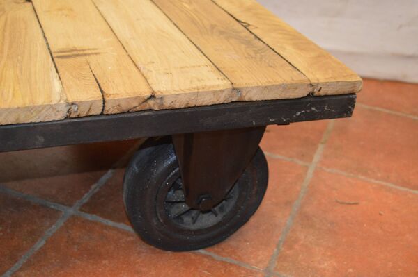 Palette industrielle / table de salon en fer et bois