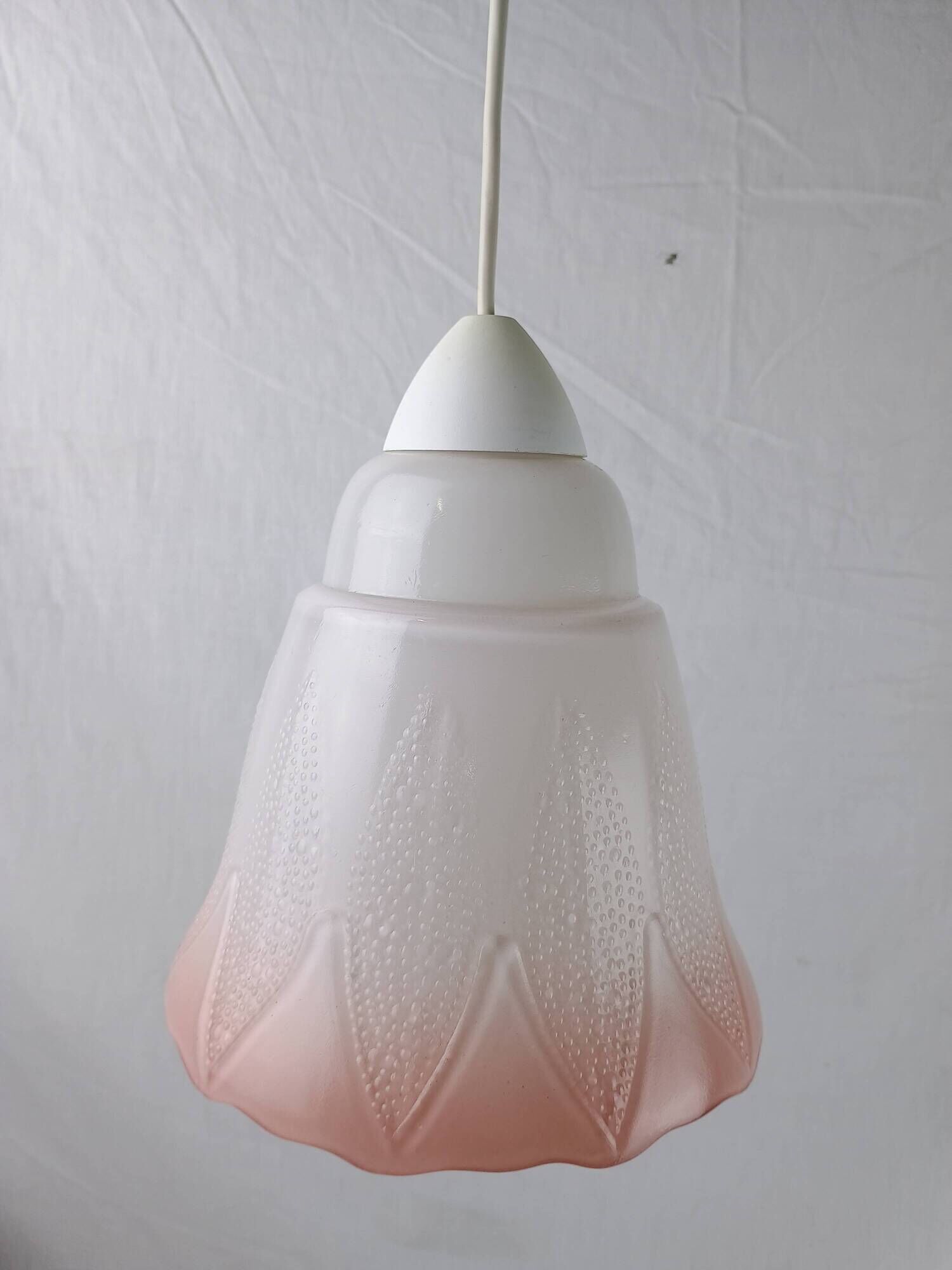 Mid-century white and pink glass suspension light, French vintage from the 1950s to 1960s.