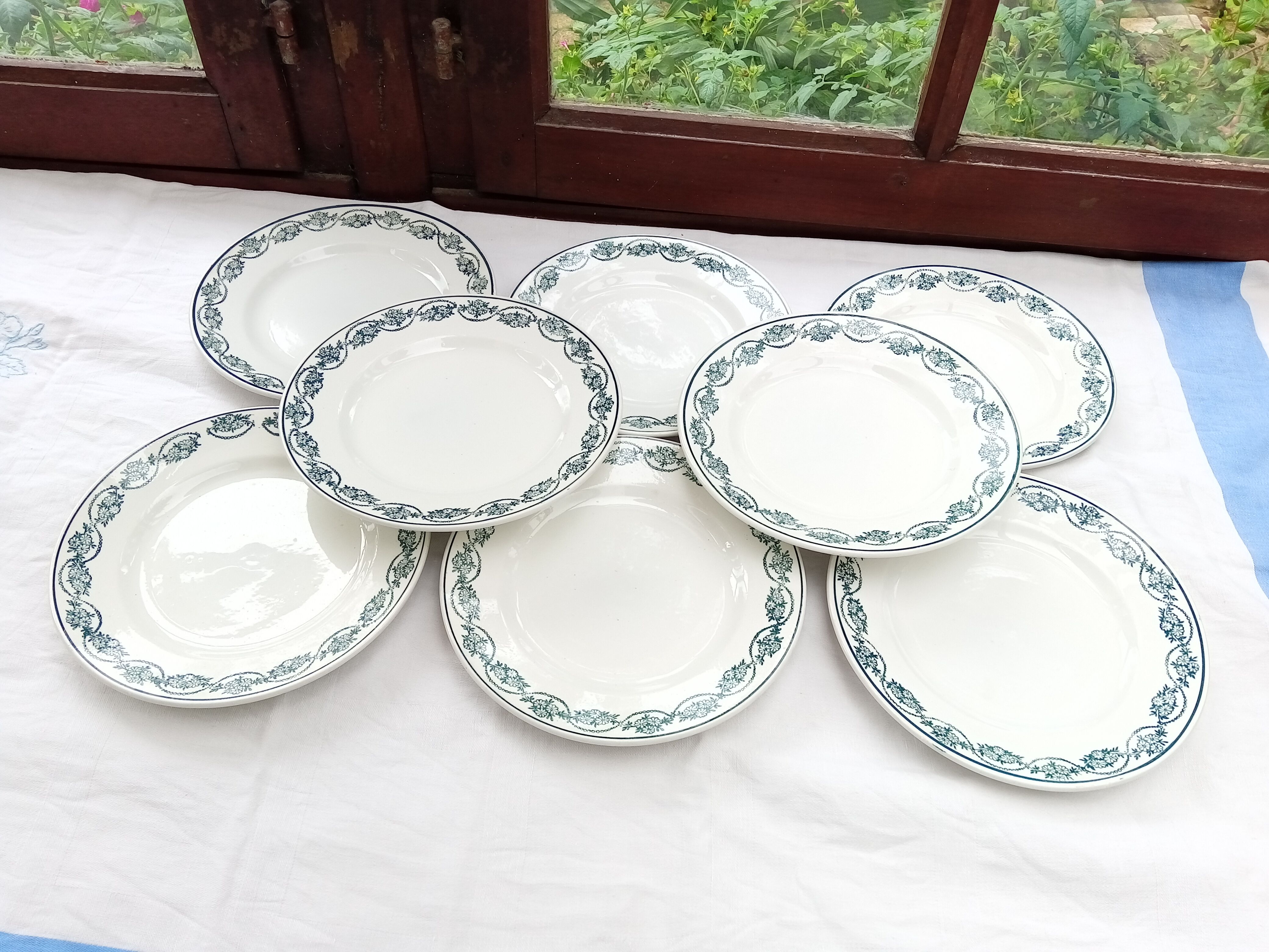 8 dessert plates St Amand