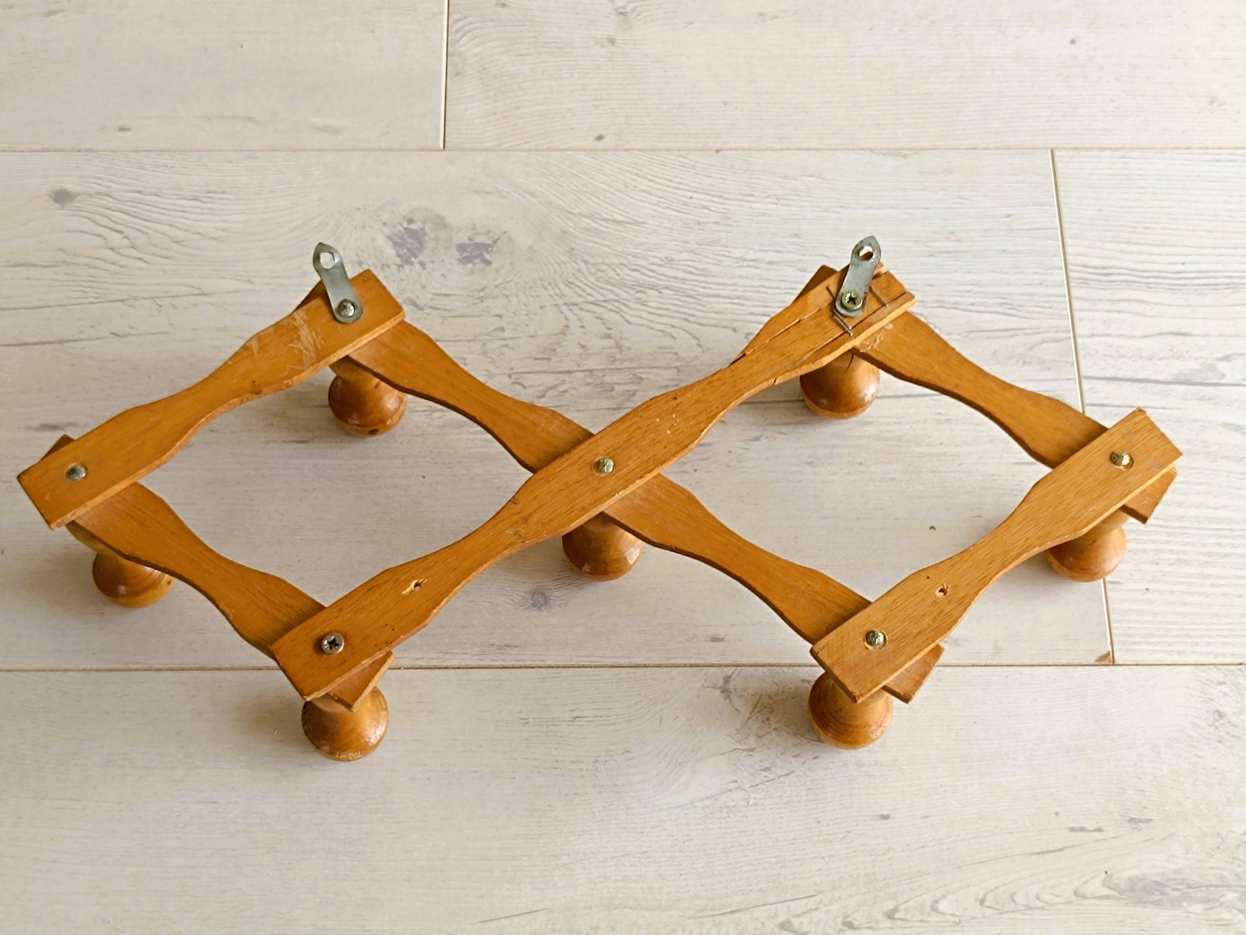 Accordion coat rack