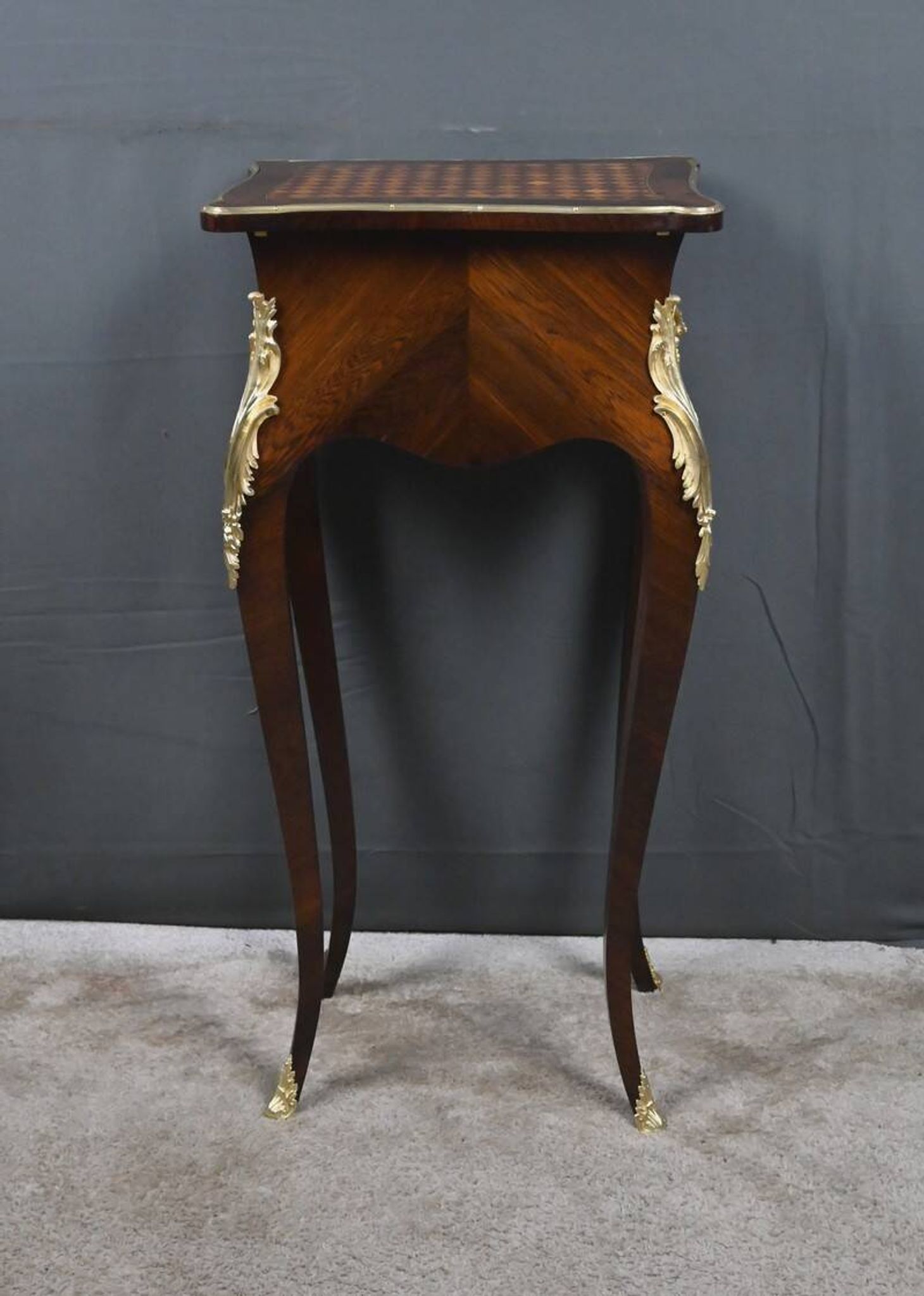 Table de salon, travailleuse en marqueterie, style Louis XV – fin XIXe