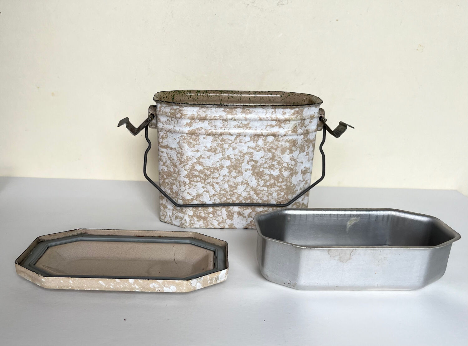 Enamelled bowl - fricot box