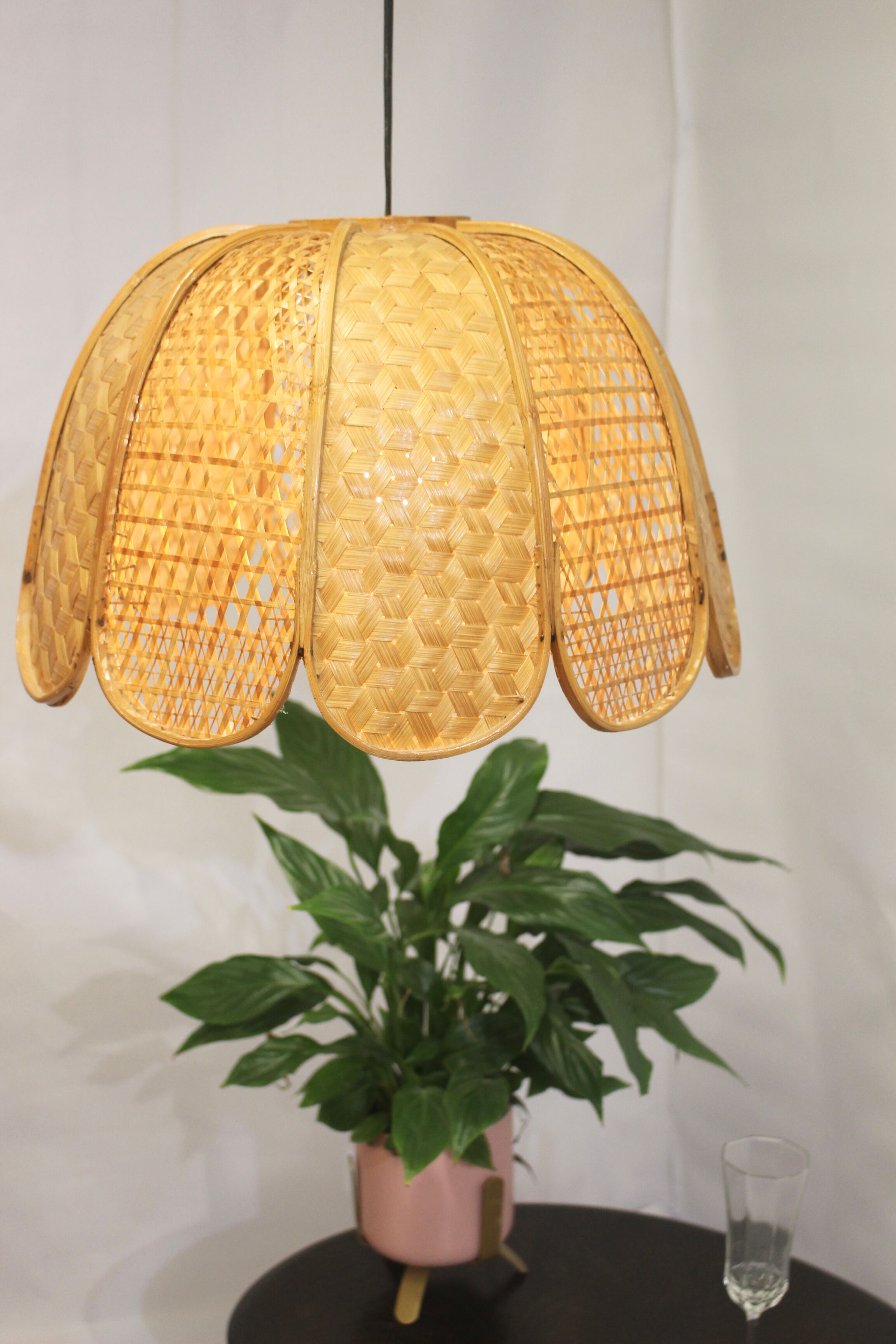 Suspension en rotin osier vintage forme fleur années 60