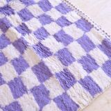 Tapis à damiers violets et blancs