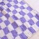 Tapis à damiers violets et blancs