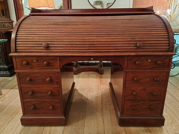 Bureau à cylindre estampillé Holland & Sons