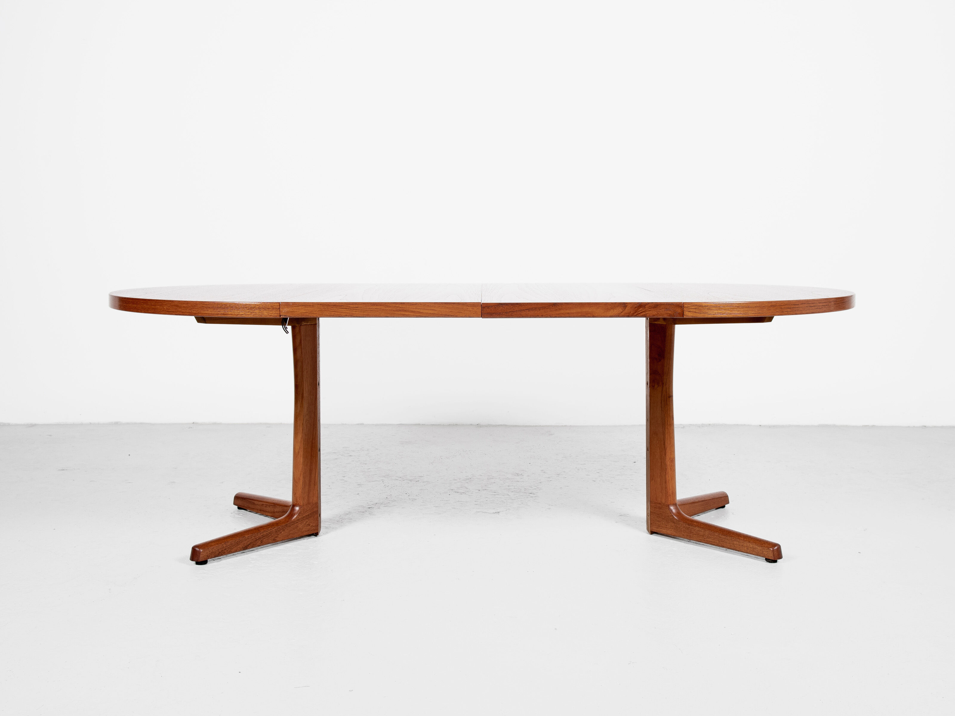Midcentury Danish round extendable dining table in teak 1960s - with flat border