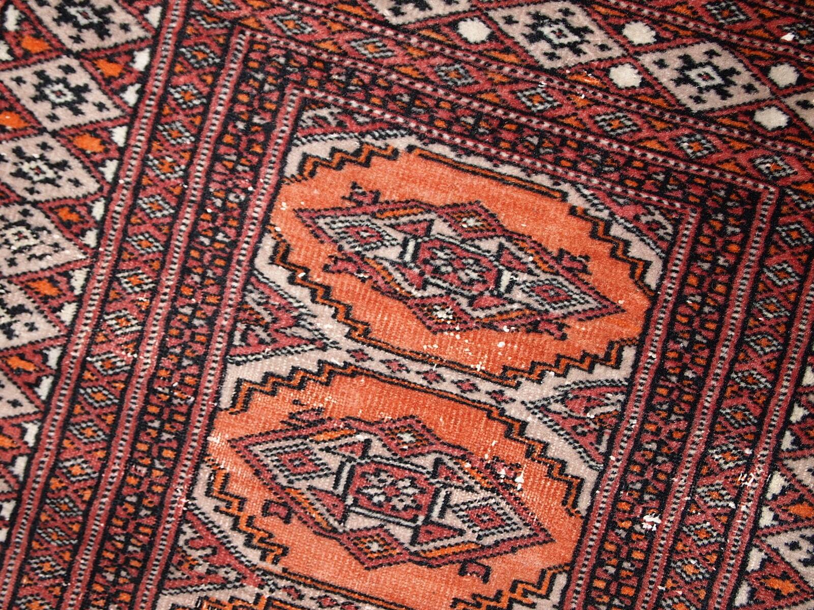 Tapis Vintage Bukhara en Laine, Années 1960, Authenticité et Tradition