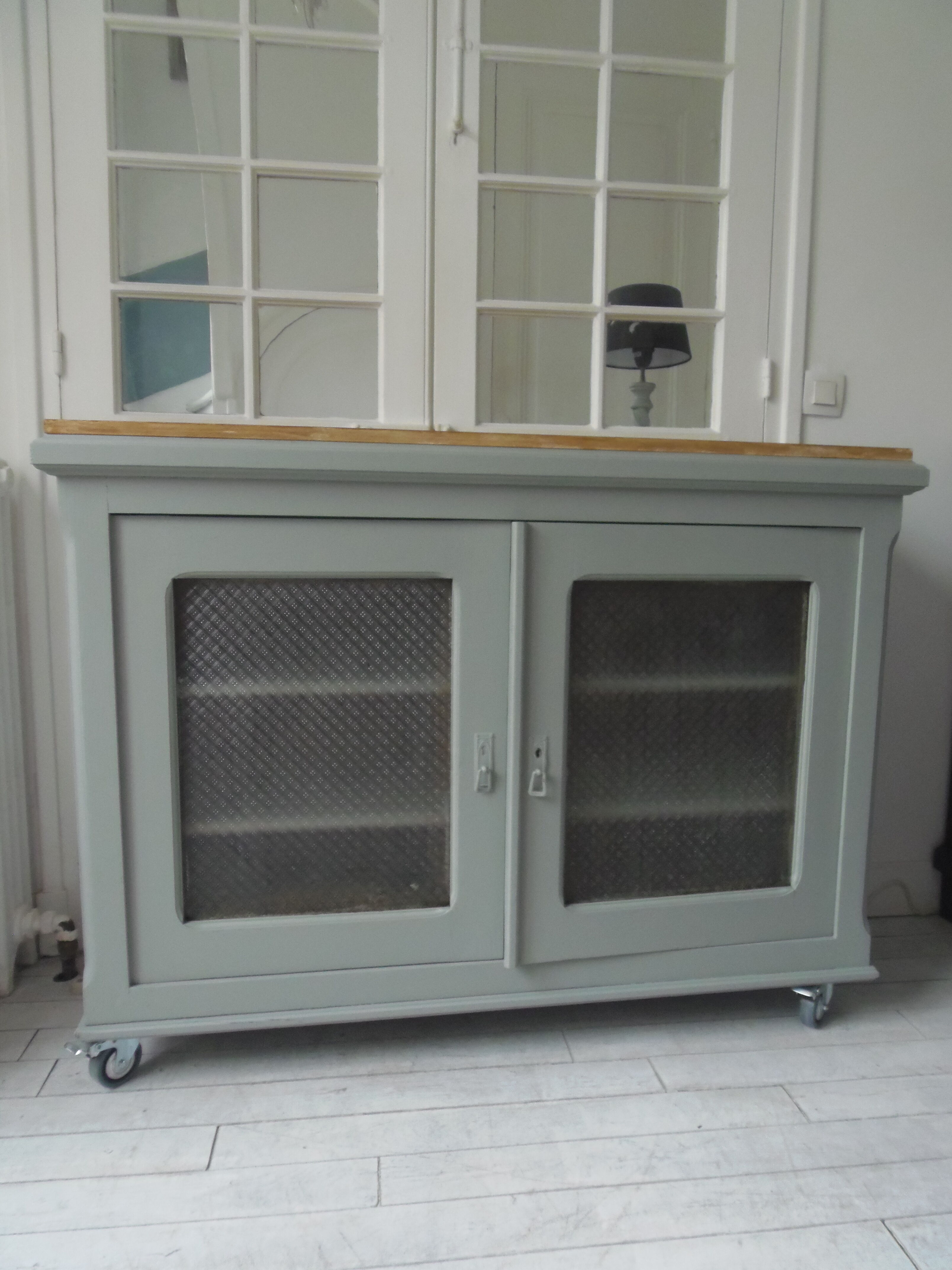 Vintage buffet on grey green wheels, 2 glass doors, wooden tray.