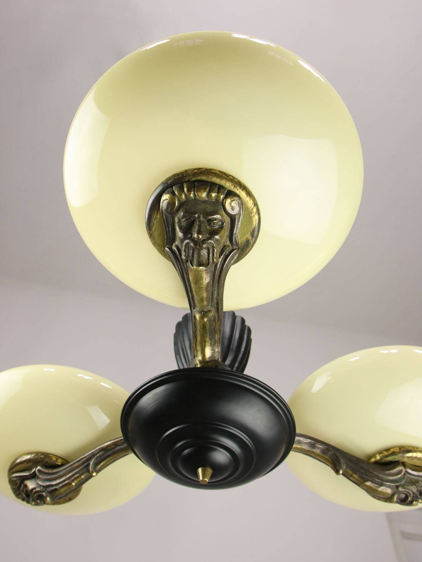 Lustre figuratif Art Déco en laiton français, 1930