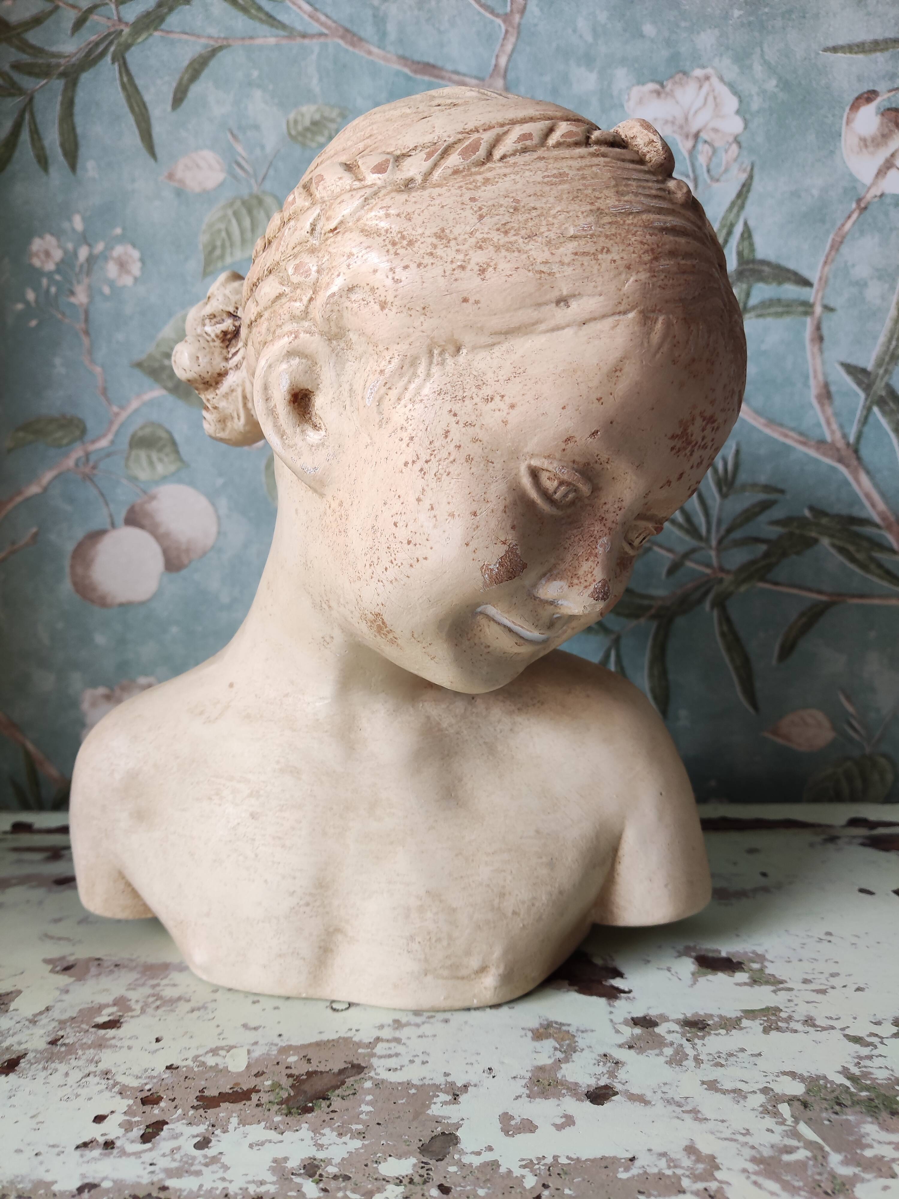 Buste jeune fille en plâtre