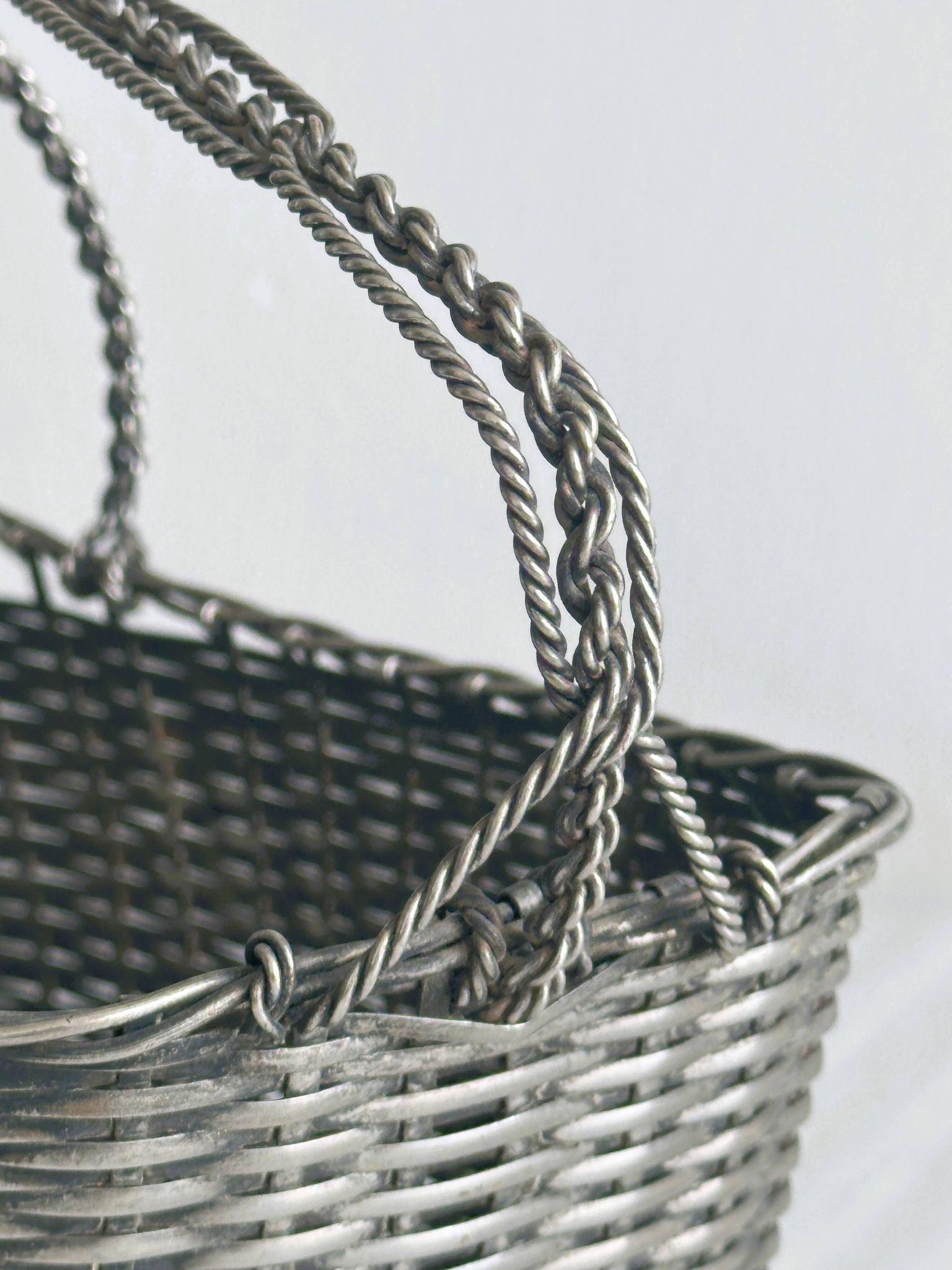 Panier à vin en métal tressé