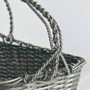 Panier à vin en métal tressé