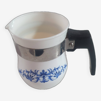 pot a lait en ceramique blanche avec fleurs bleues, poignée metallique