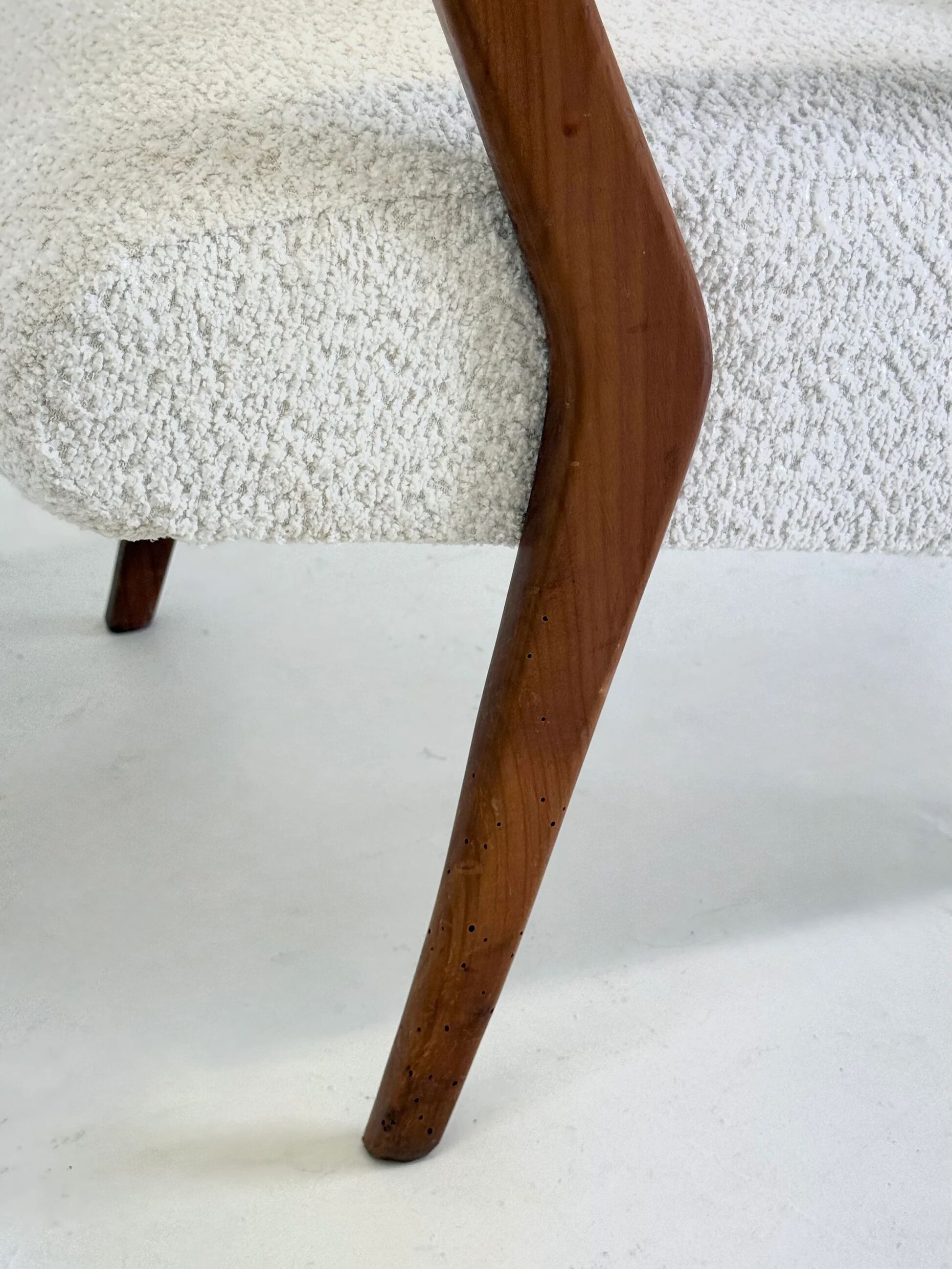Italian mid-century lounge chair in cherry wood with white bouclé