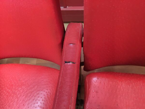 Fauteuils cinema années 50-60 imitation cuir 3 fauteuil et un strapontin