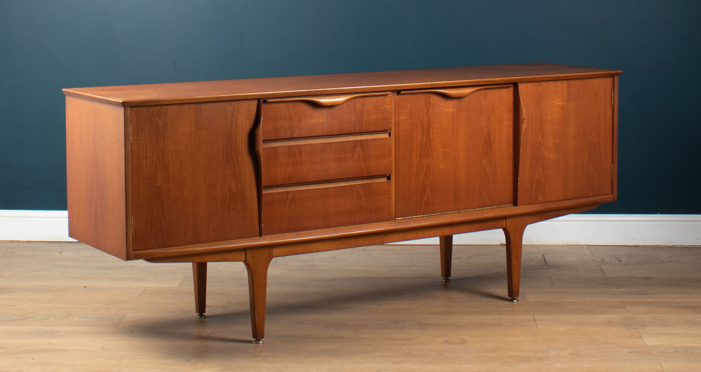 Enfilade Jentique en teck avec poignées pliées des années 1960s