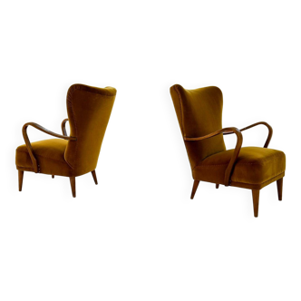 Modern Scandinavian Art Deco lounge chairs in velvet from the 1940s.