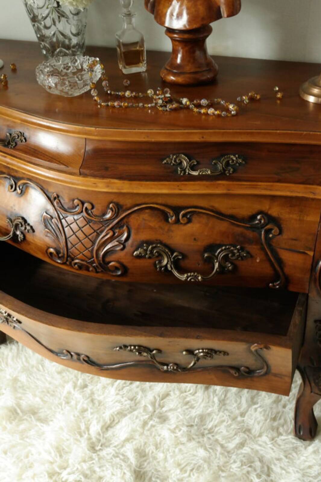 Coffin commode in walnut, Louis XV style, 20th century.