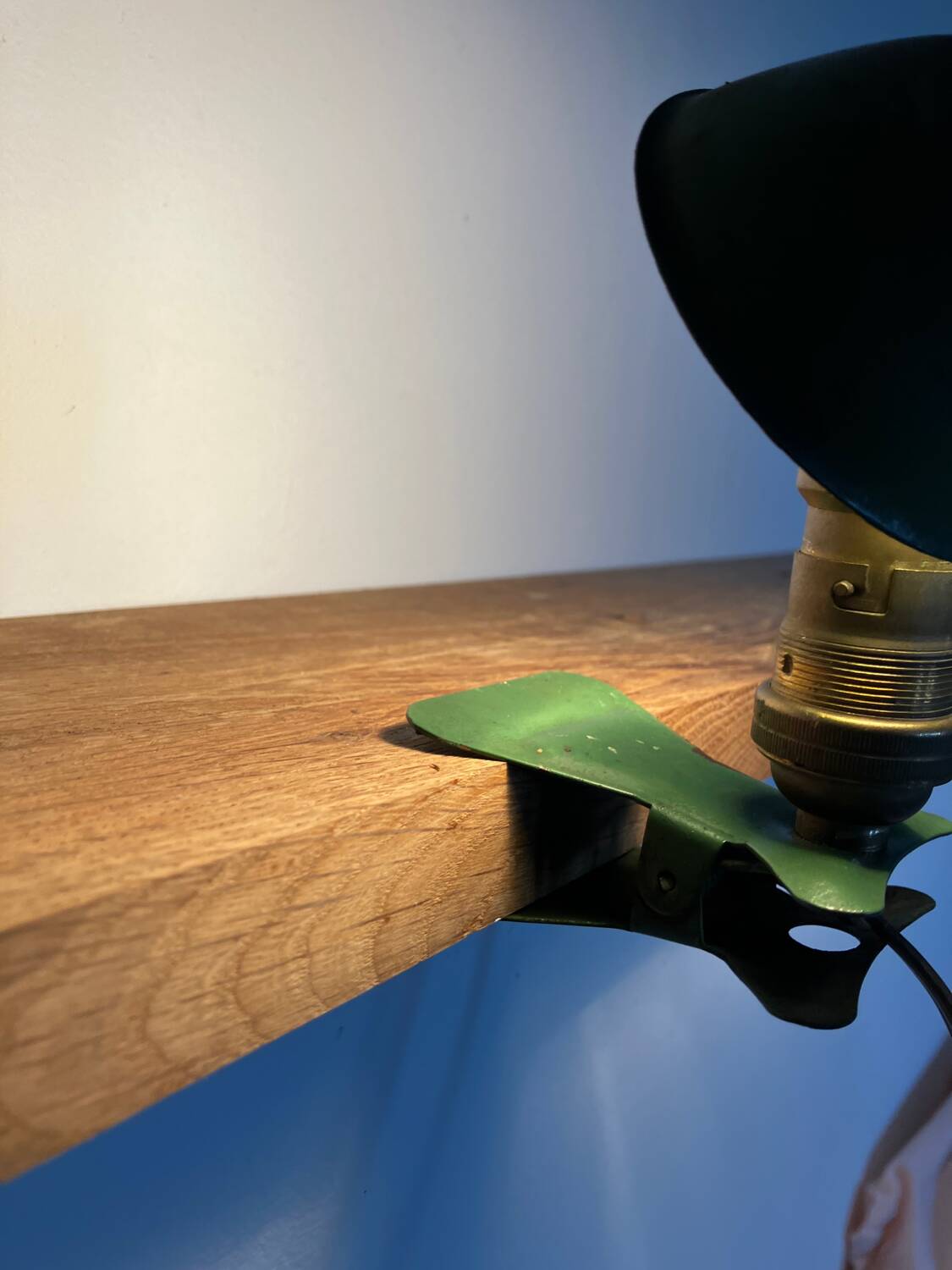 Clip-on mushroom lamp