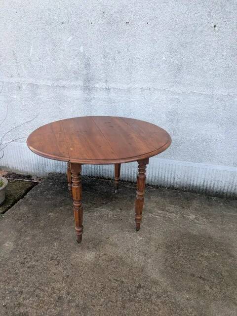 Folding round table
