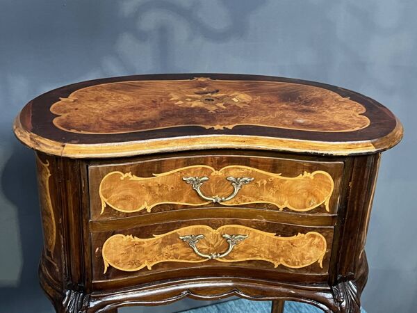 Paire de tables de chevet de style rococo avec marqueterie en bois précieux.