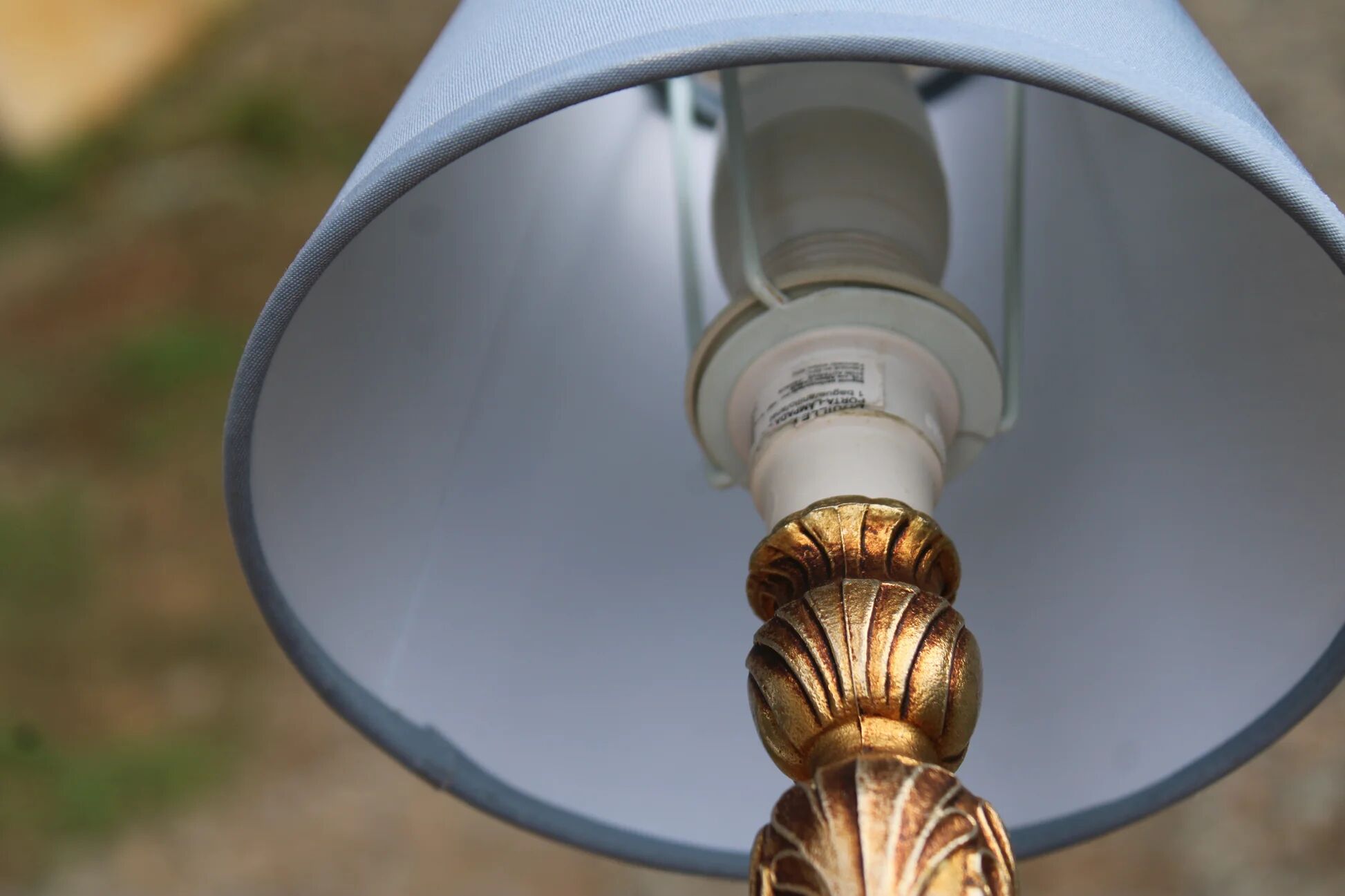 Vintage bedside lamp in gold metal – sculpted base and blue shade