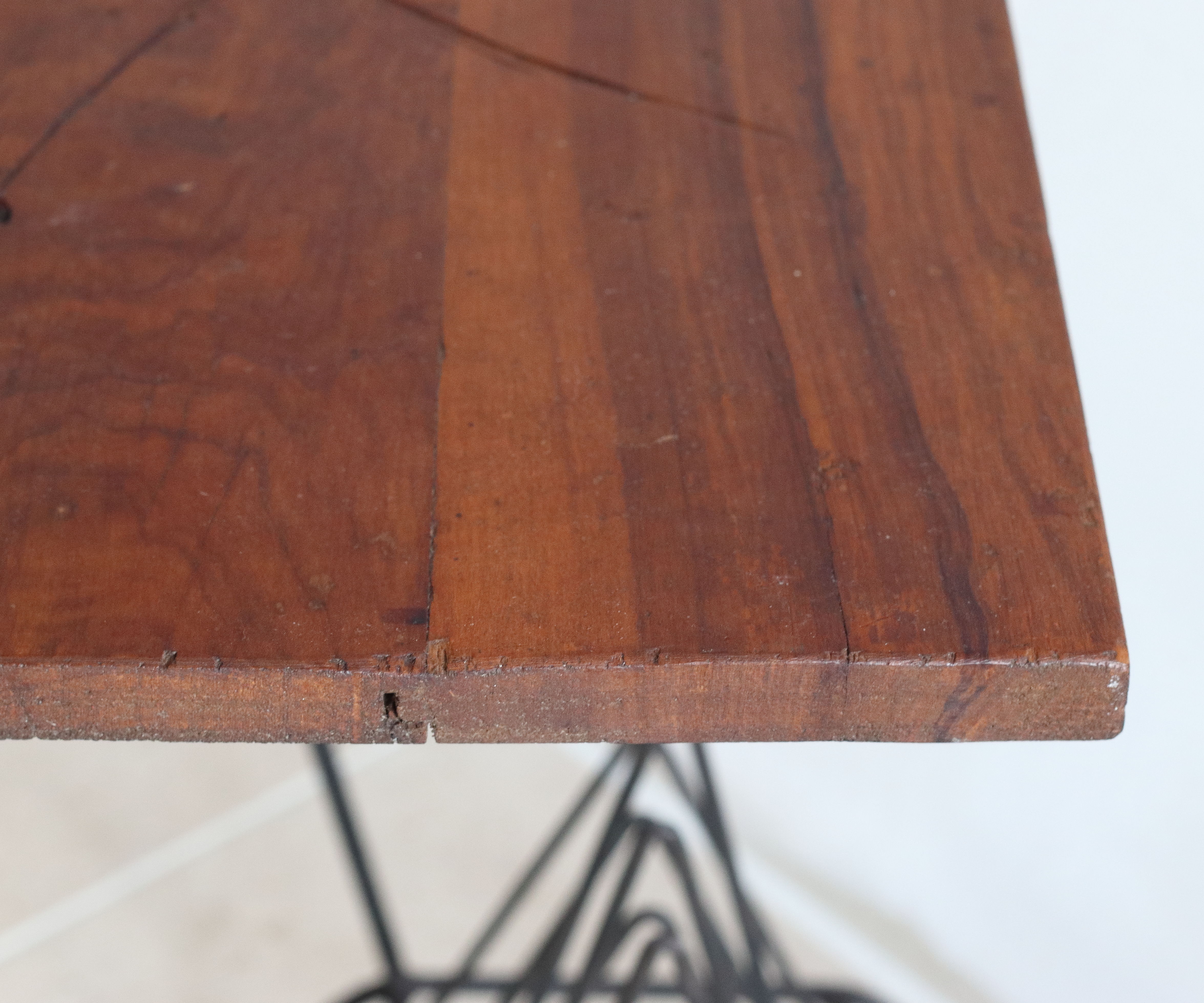 Guerin store vinyls in black metal and wood