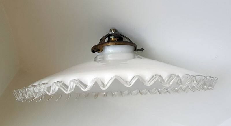 Suspension in vintage serrated opaline.