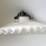 Suspension in vintage serrated opaline.