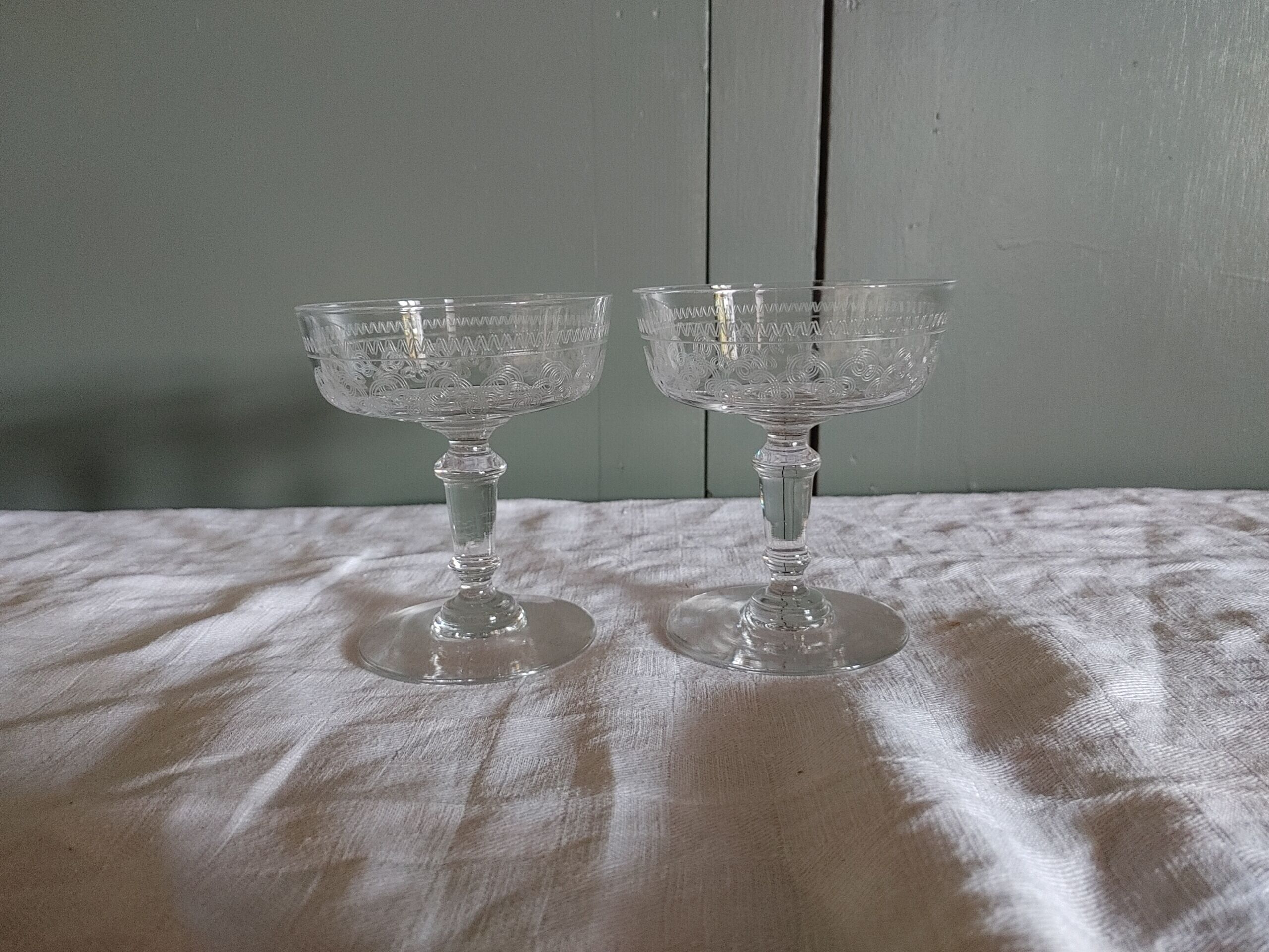 2 Coupes à champagne en cristal de Baccarat beau modèle gravé vers 1900