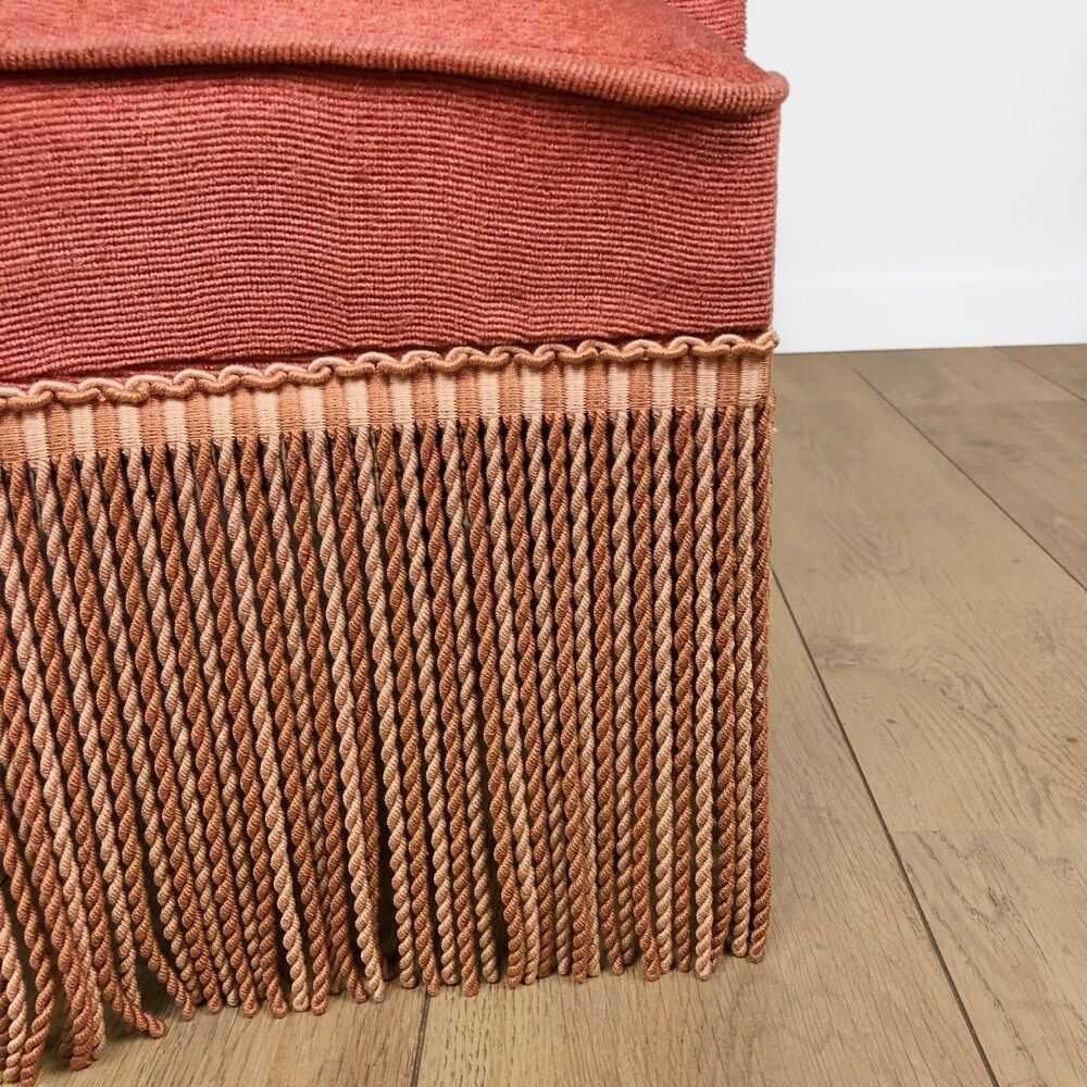 Fauteuil crapaud à franges en velour rose poudré