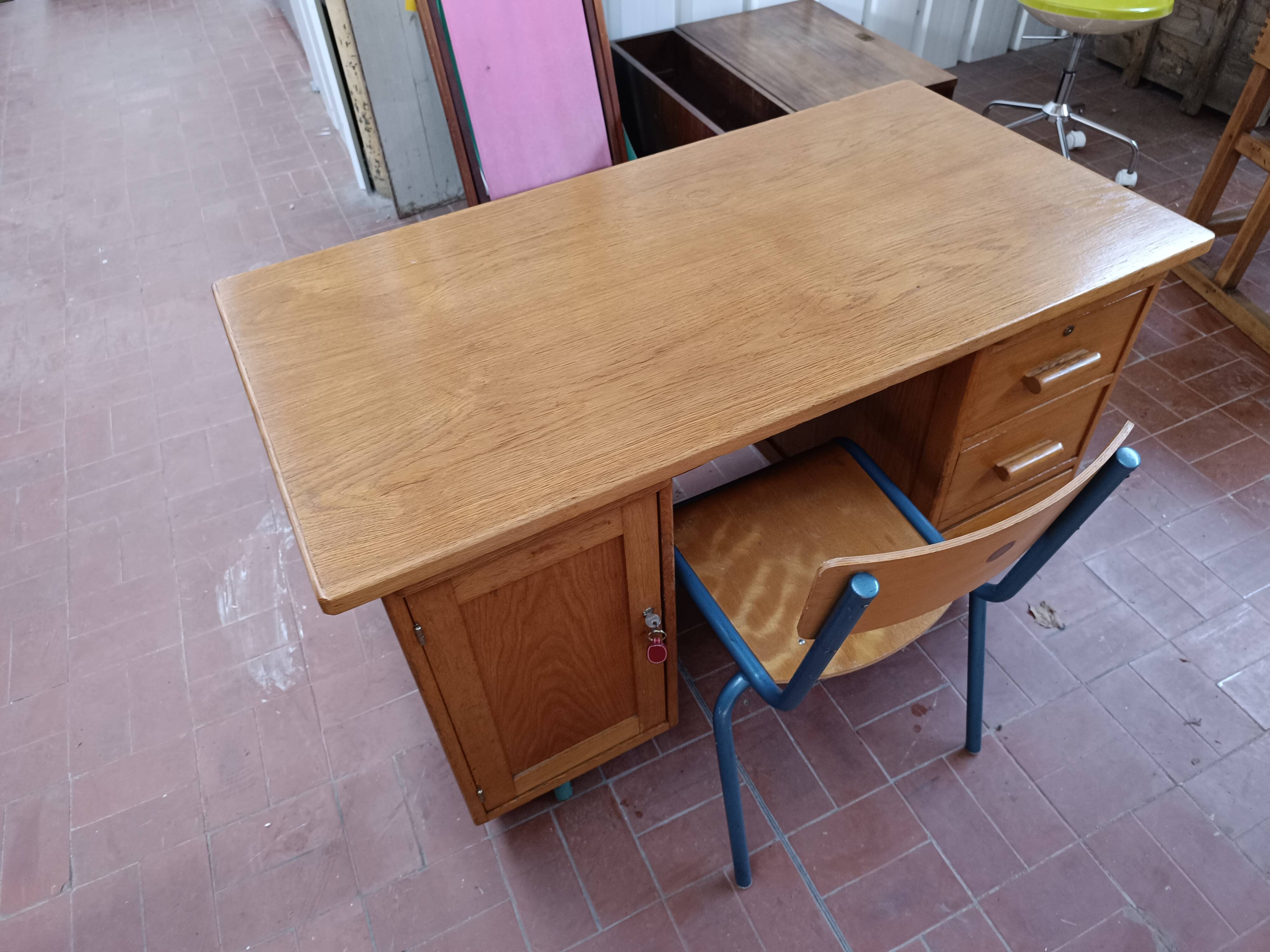 Teachers' desk and its Delagrave chair