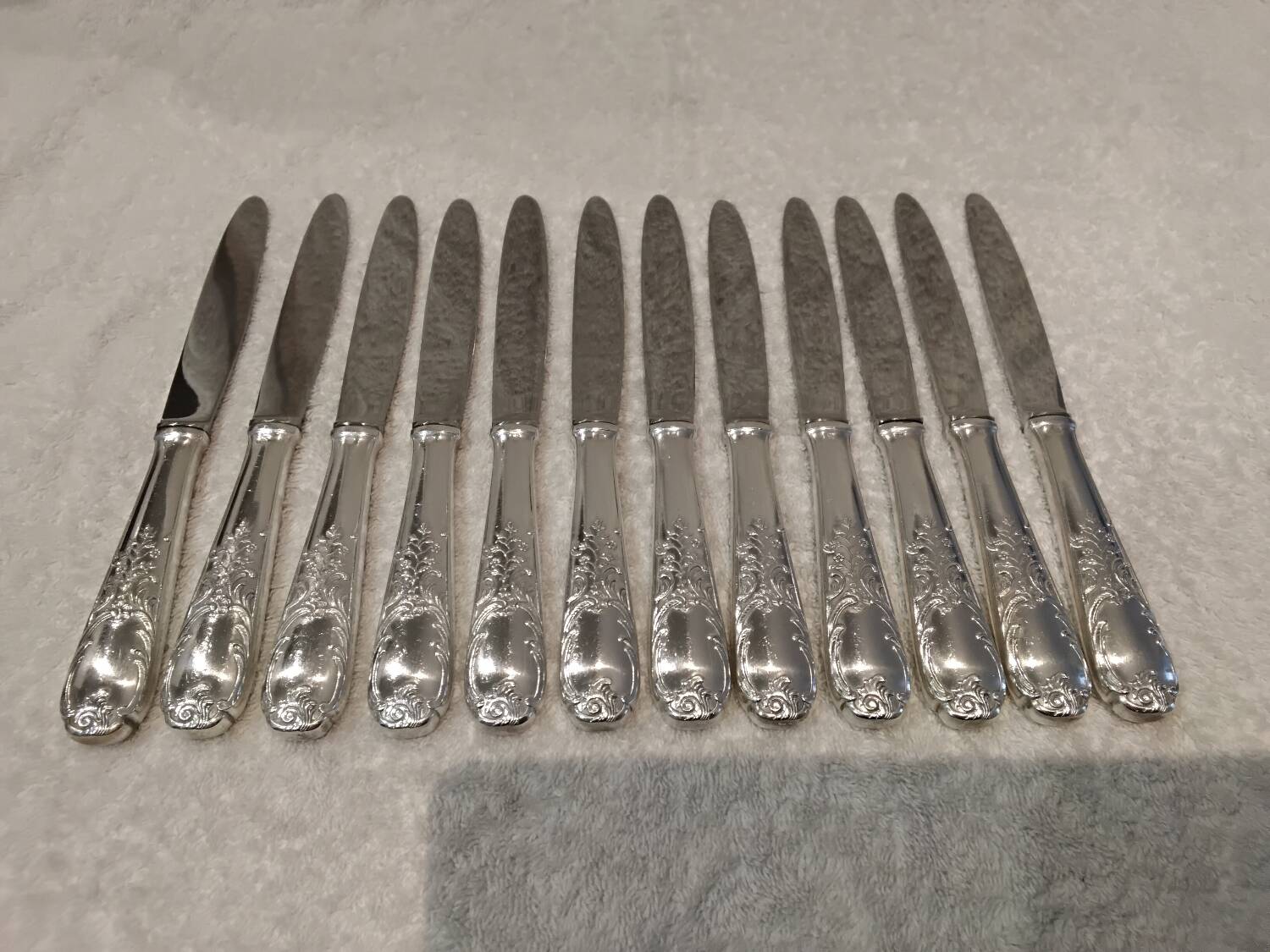 12 silver-plated metal table knives, Platil rocaille silversmith design, 24.6cm
