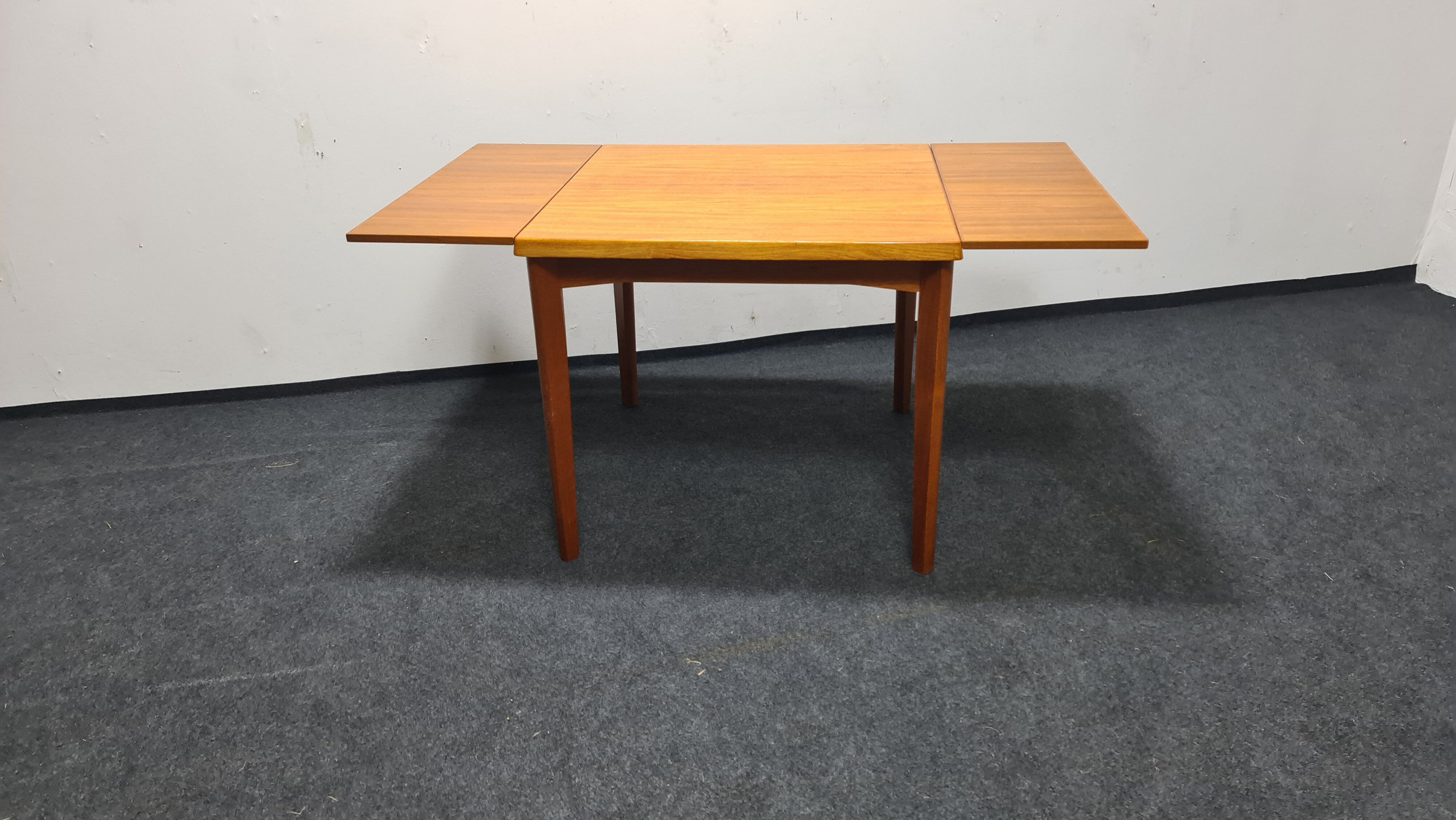 Teak Danish design dinning table by Henning Kjaernulf