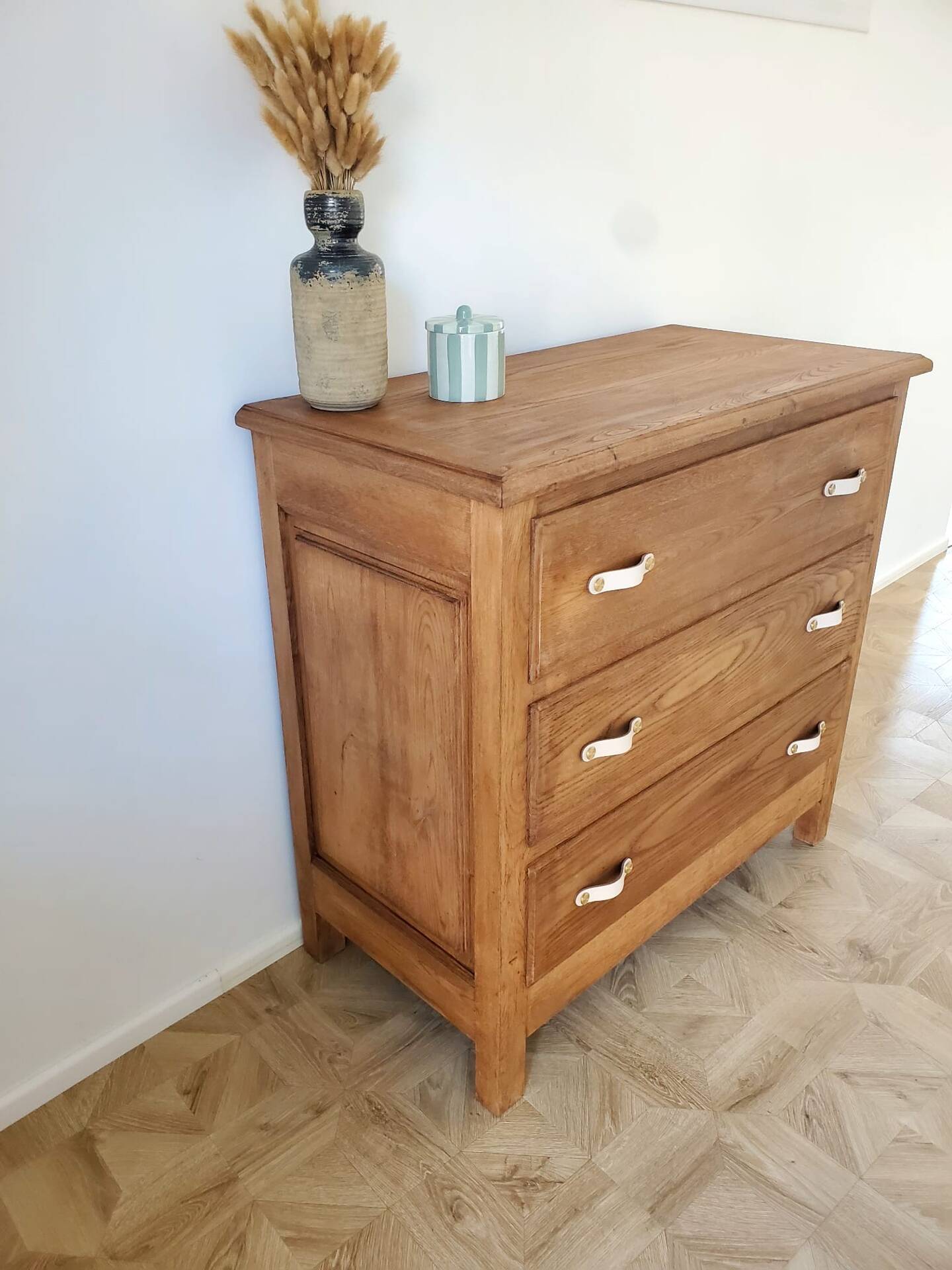 Solid wood chest of drawers