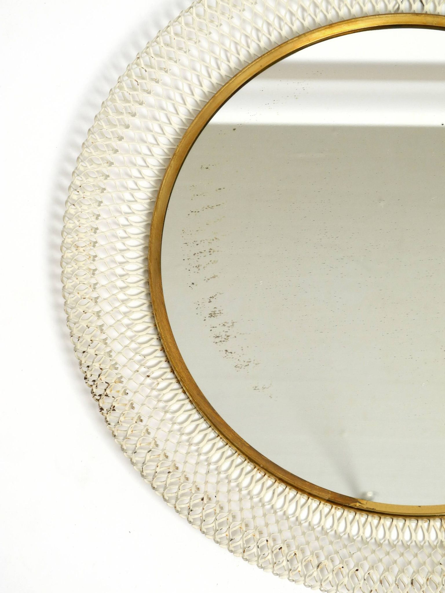 Miroir mural rond de style Mid-Century Modern avec un cadre en métal blanc expansé.