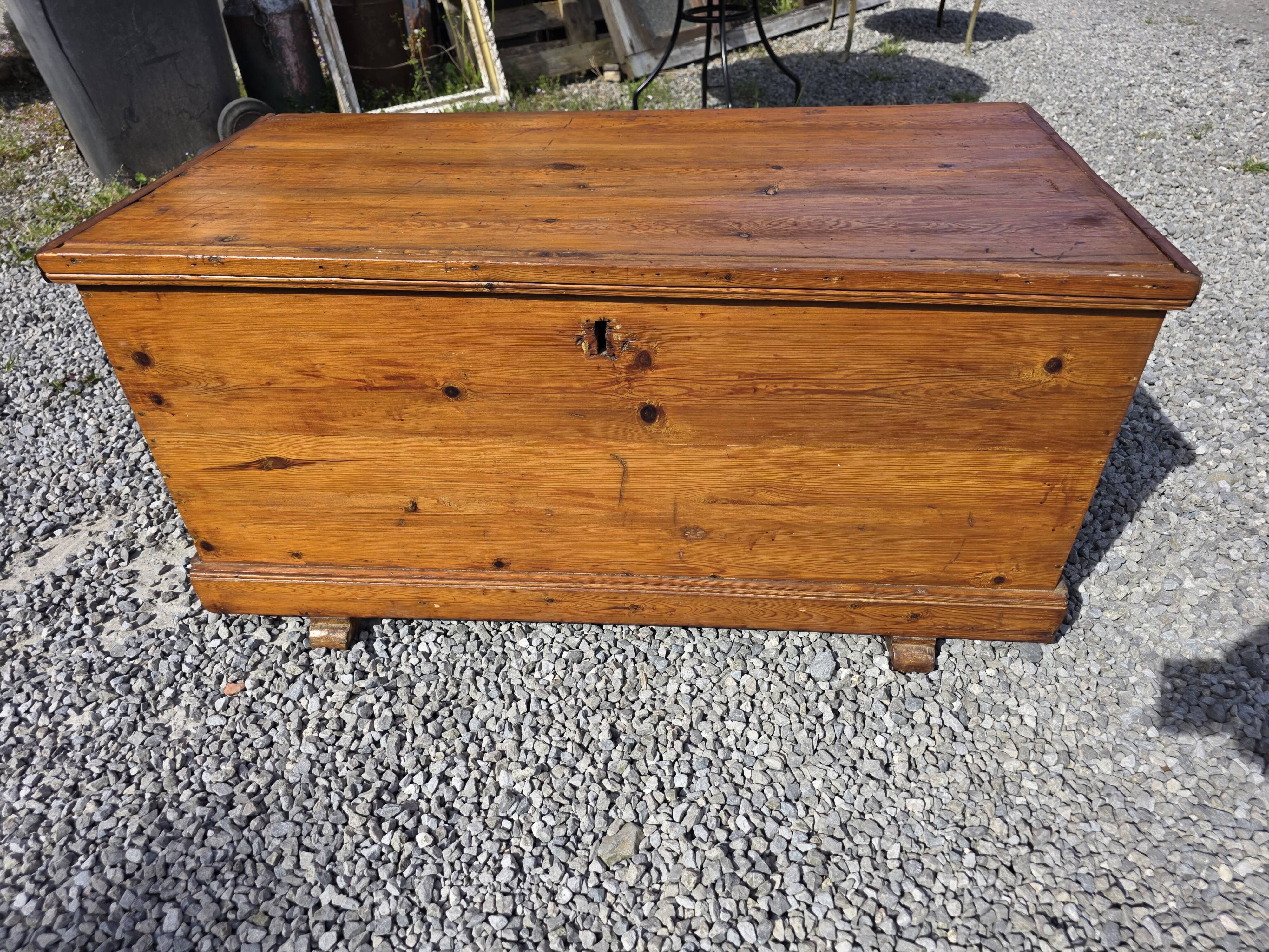 Coffre de metier ancien en sapin