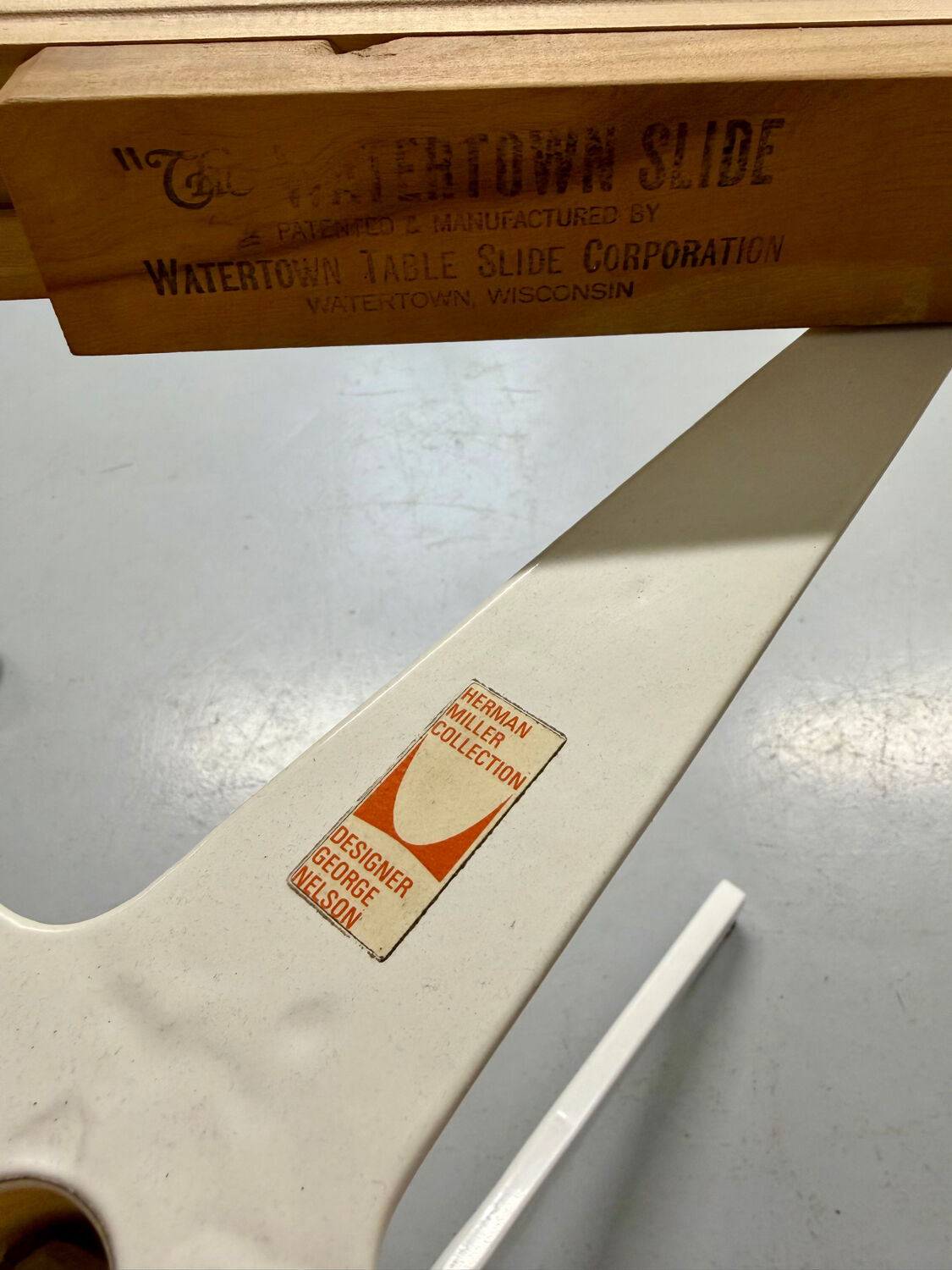 Extendable dining table designed by George Nelson for Herman Miller 60’