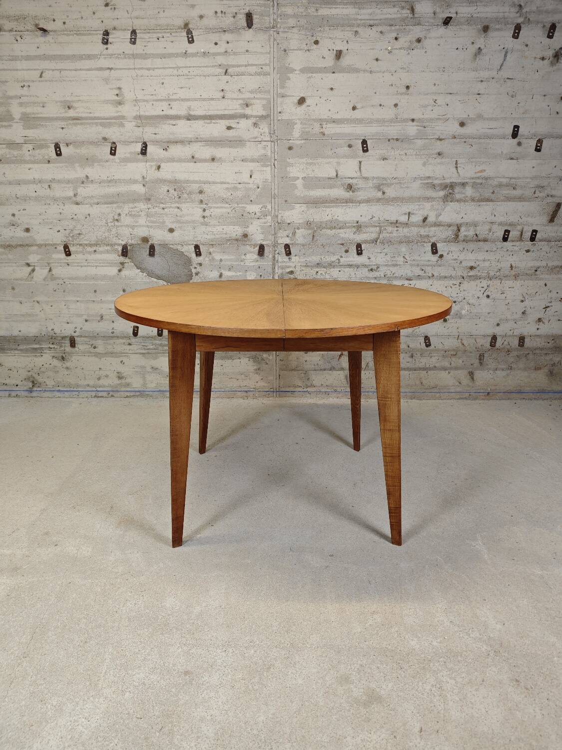 Extendable round table