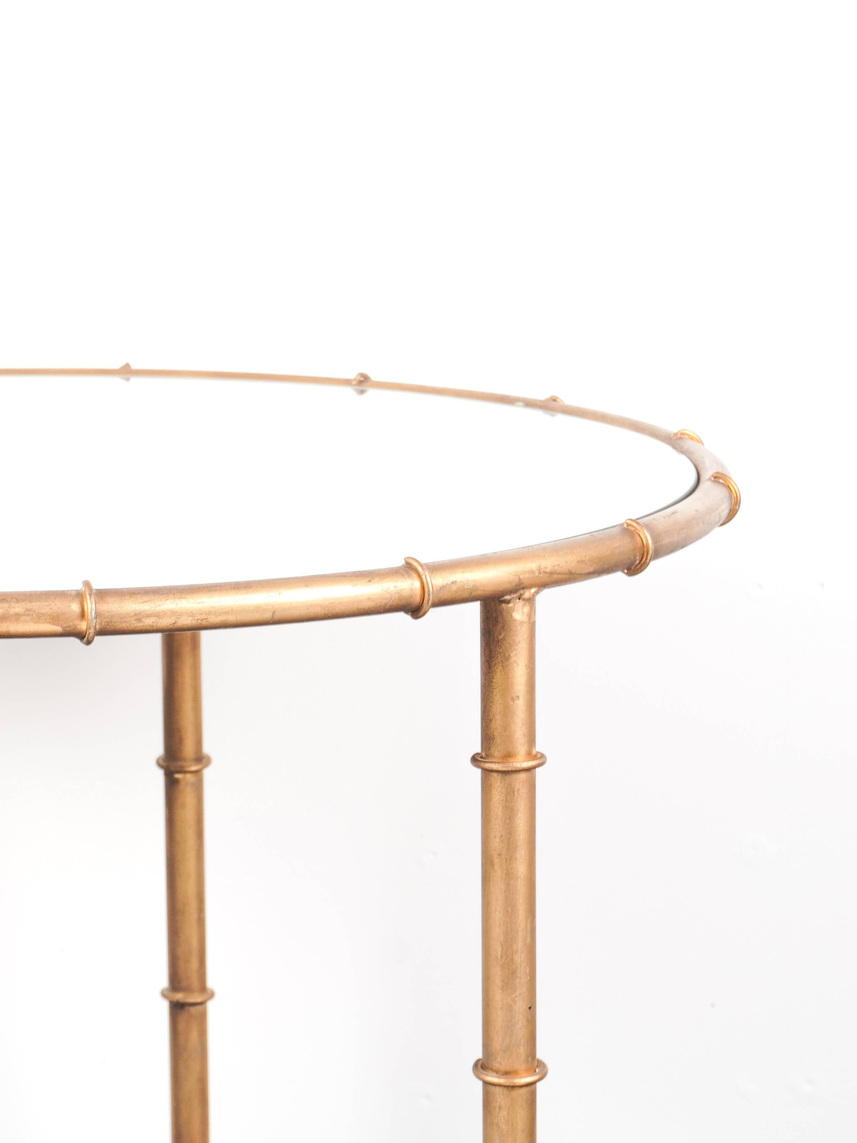 Vintage table / side table in gold metal with a mirrored top.