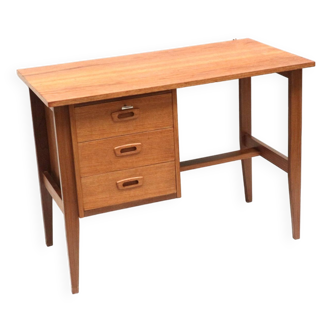 Vintage 3-drawer desk made in the 60s