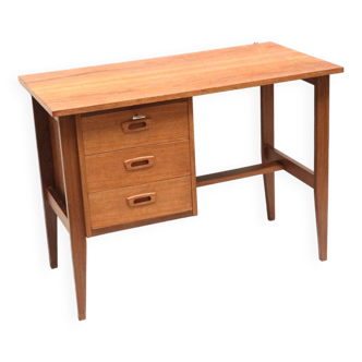 Vintage desk with 3 drawers made in the 60s