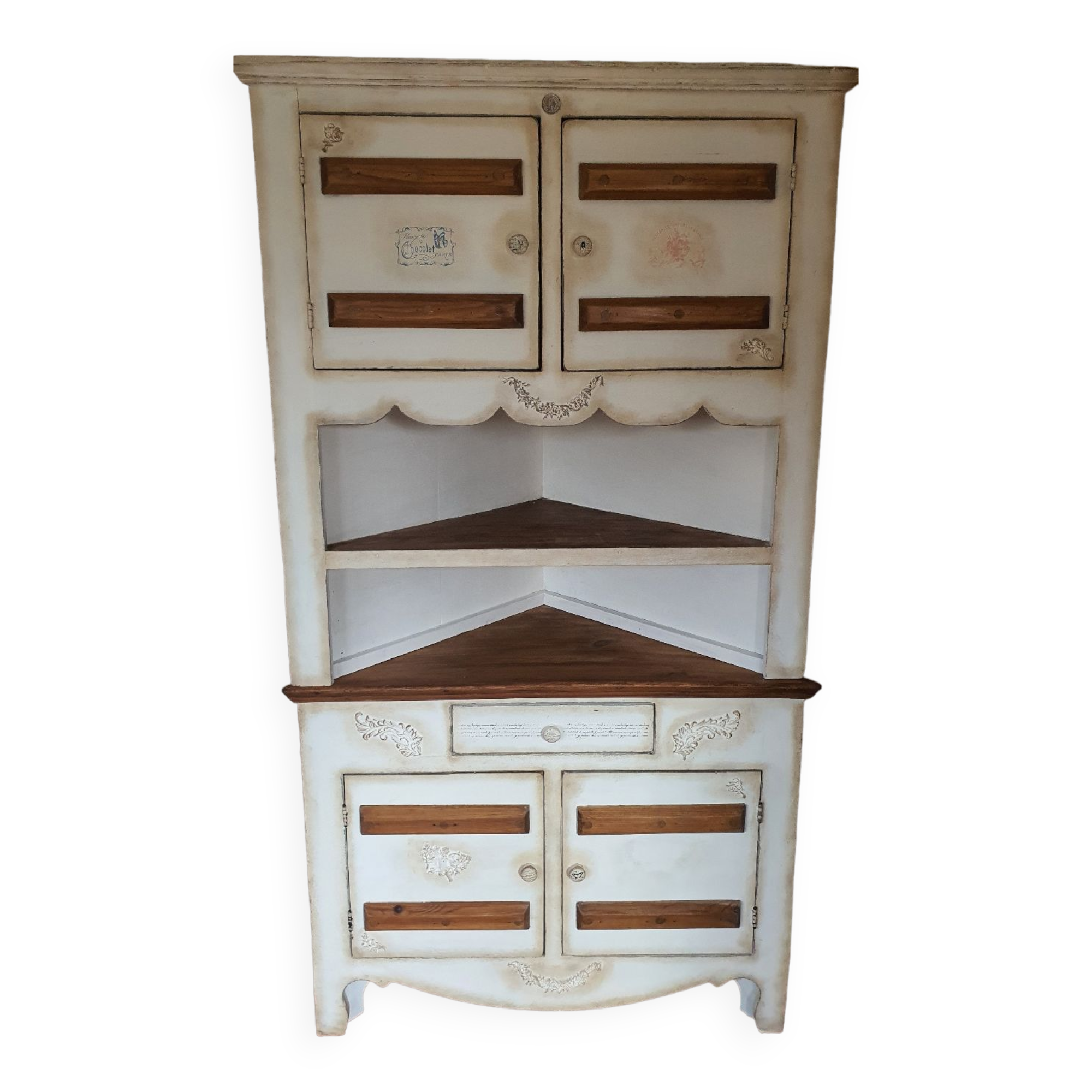 Corner cabinet