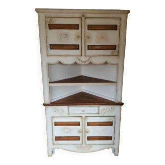 Corner cabinet