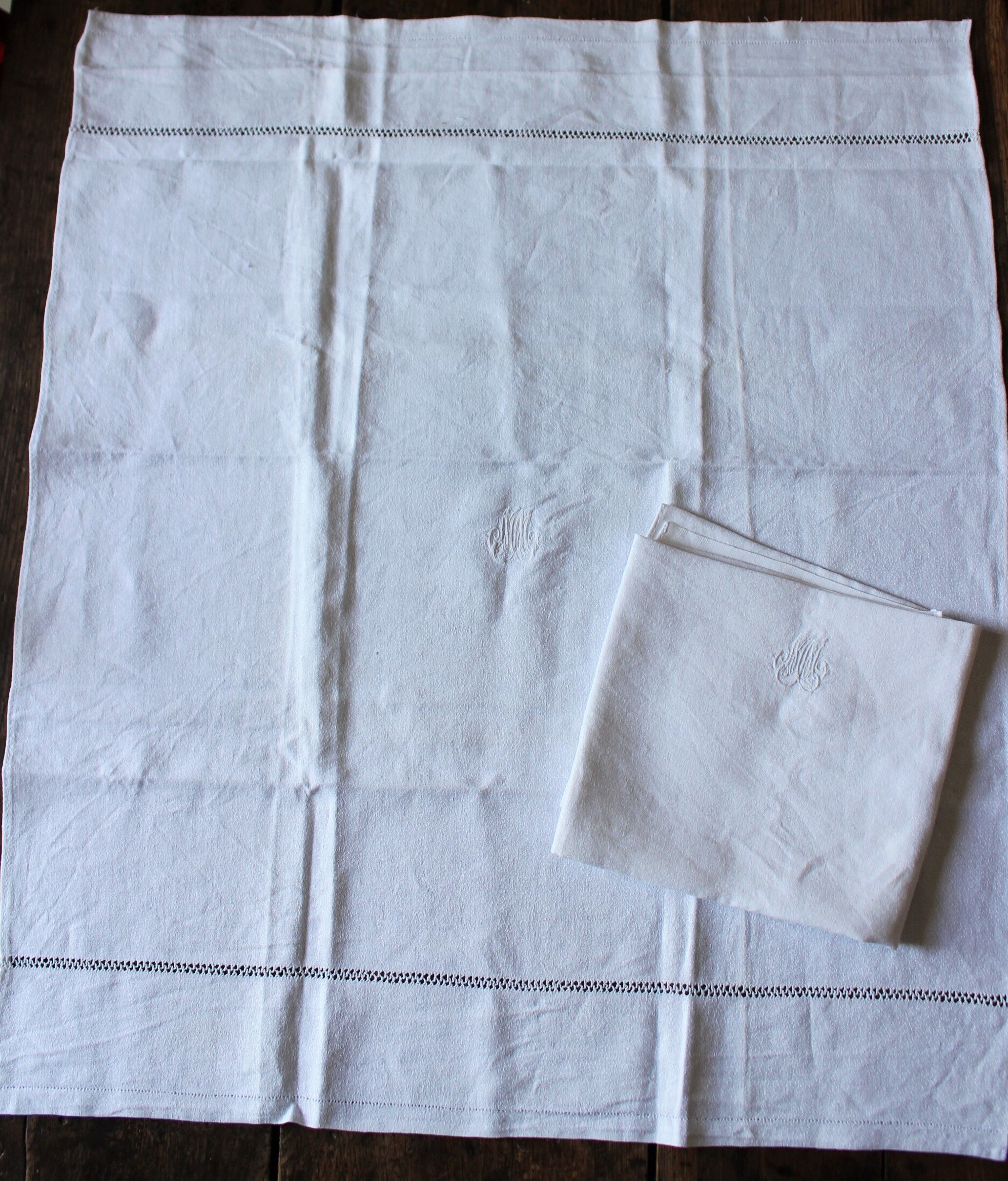 A batch of 2 White Checkered Napkins Monograms M M