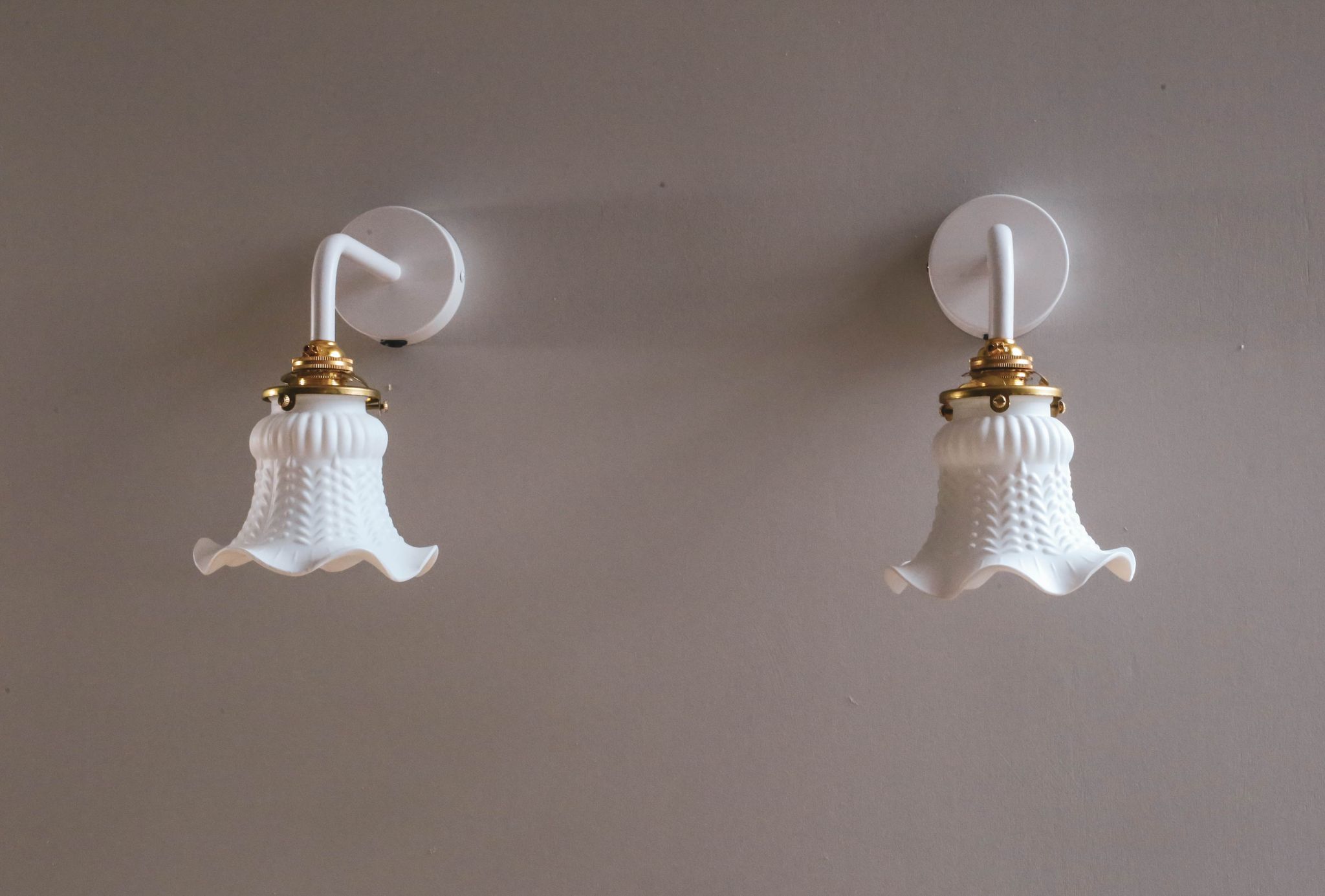 Set of 2 wall sconces in tulip glass painted white